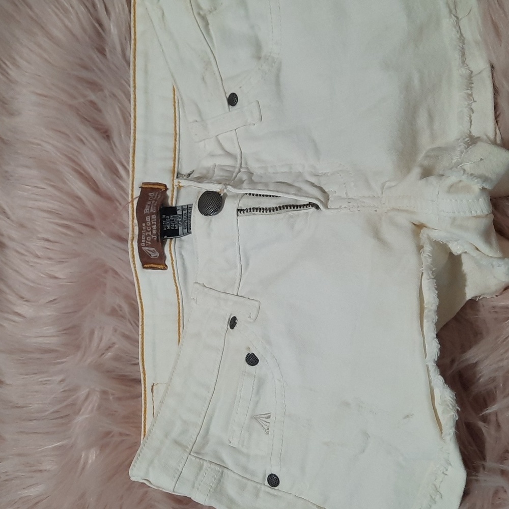Volcom off white shortie shorts size 7